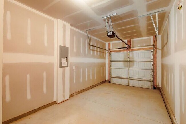 Building Photo - Beautiful Brand New 3 Bedroom 2.5 Bath Townhome in Hickory Glen!