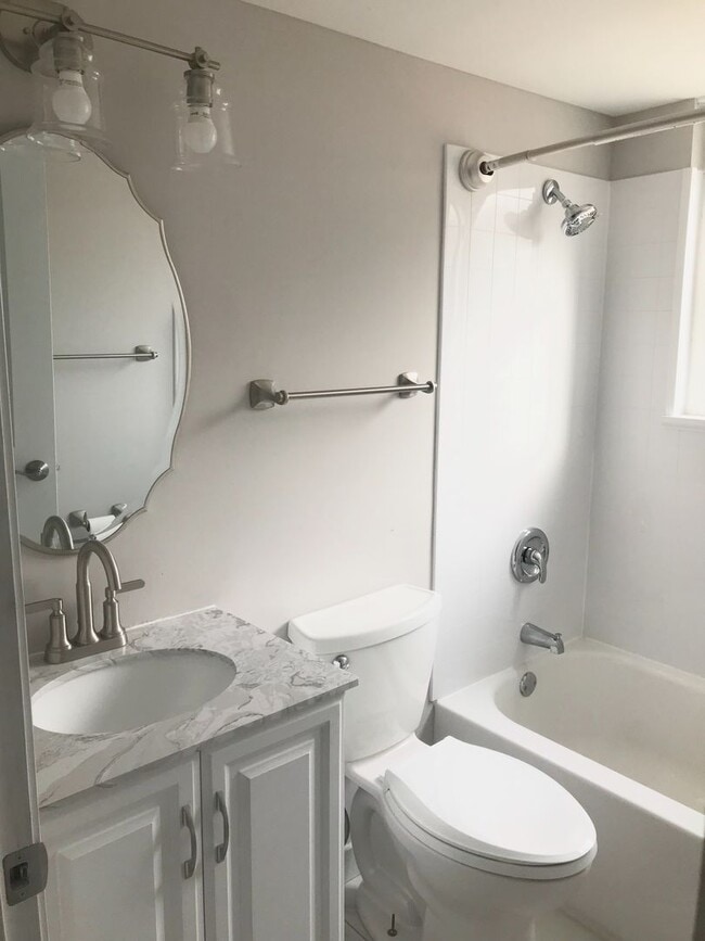 Building Photo - Pet Friendly Renovated One Bedroom