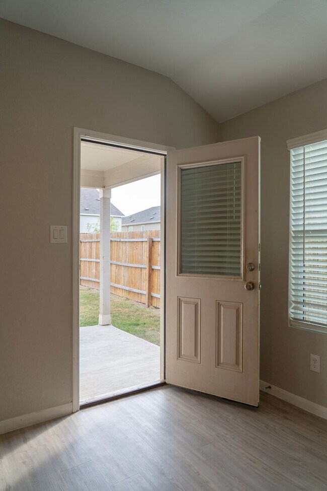 Building Photo - Spacious 3/2 Dream in Converse TX