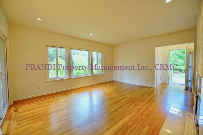 Building Photo - Modern Ground Floor Condo with 2 Car Garage!