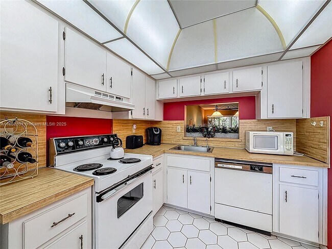 Building Photo - 3501 Inverrary Dr