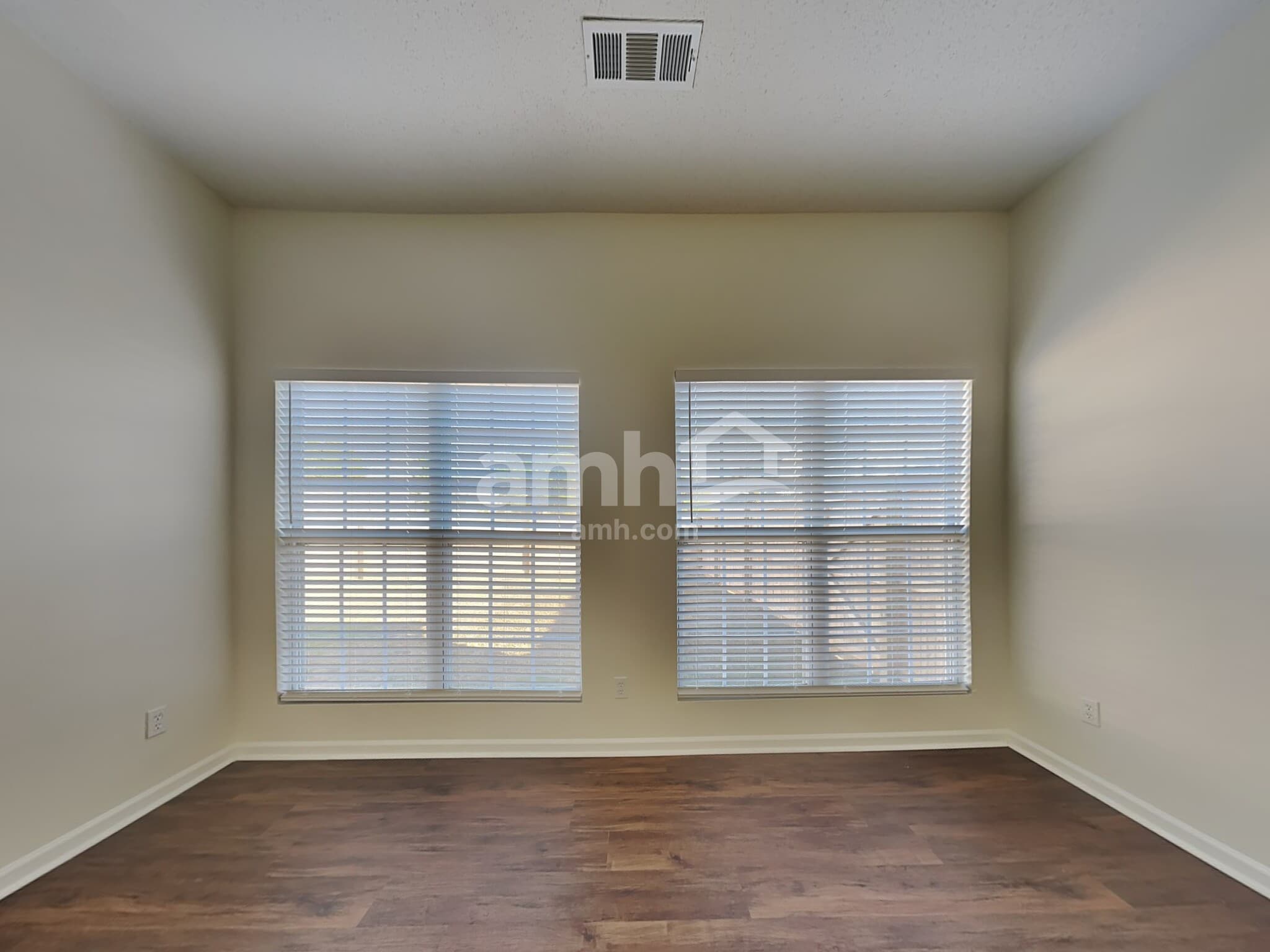 Building Photo - 215 Creekview Dr