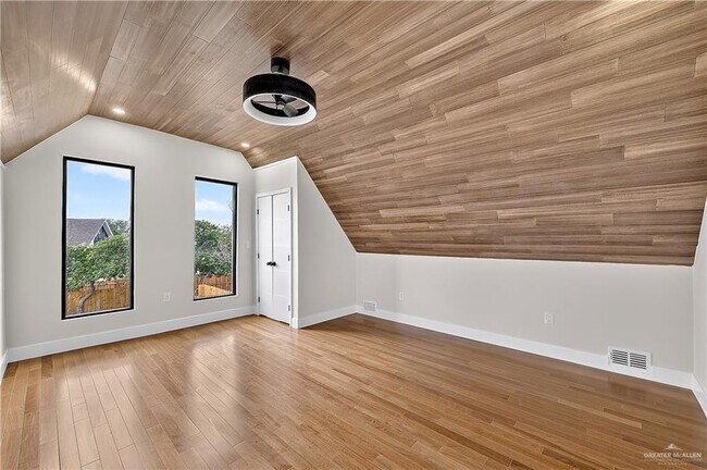 Building Photo - 12303 Lakeview Dr