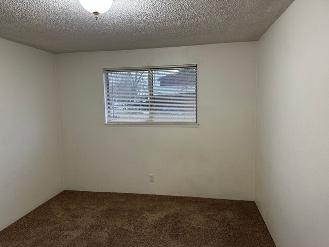 Building Photo - Great single level 2 bed/1bath duplex in T...