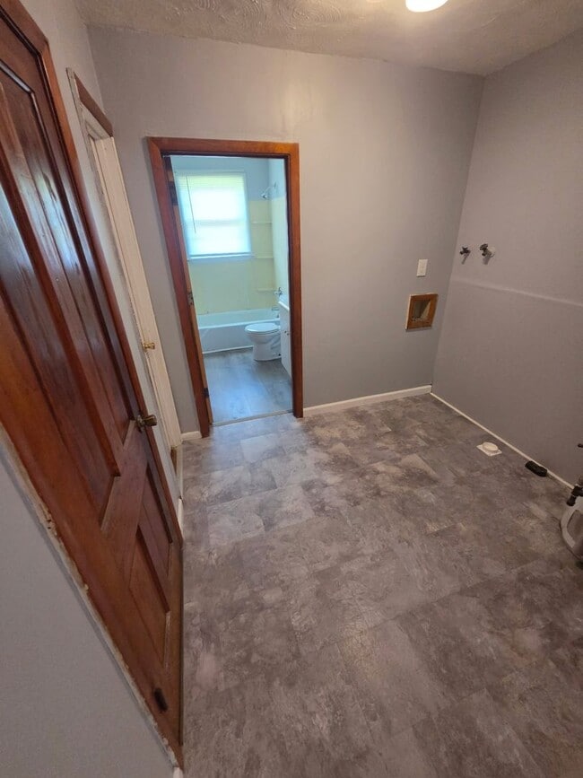 Building Photo - 3 Bedroom Single Family home with garage