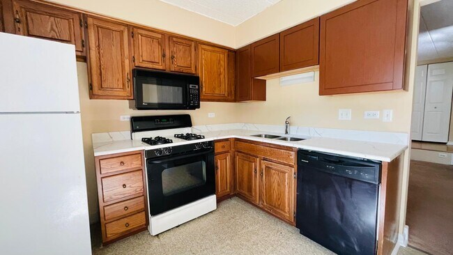 Building Photo - 6015 Lakeside Pl