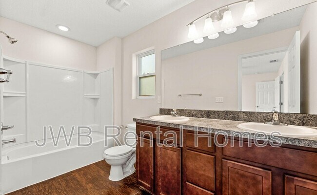 Building Photo - 525 Meteor St