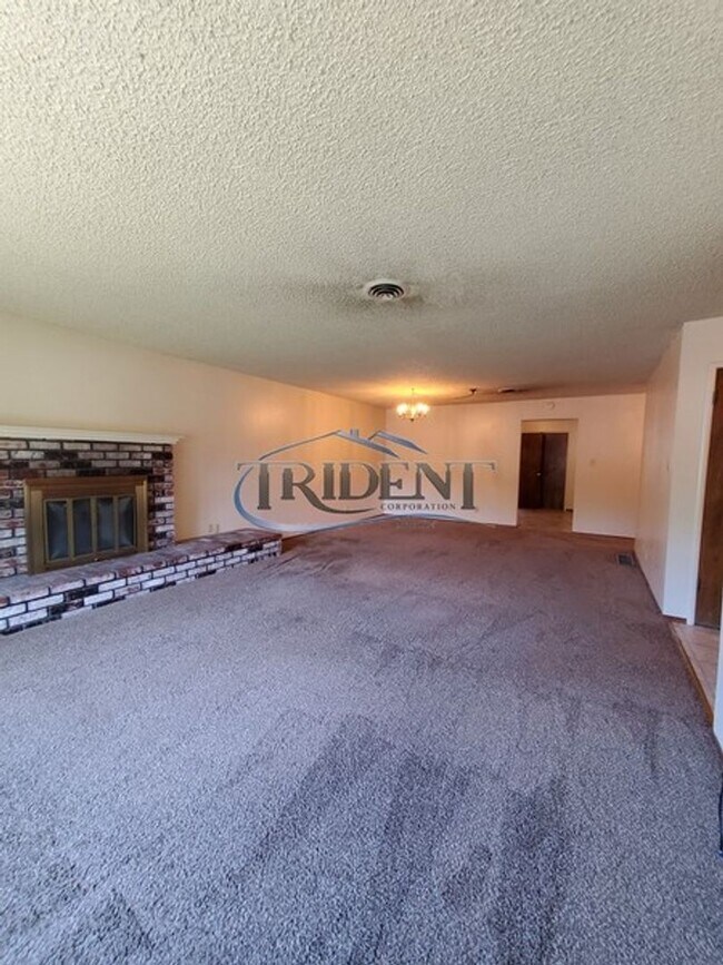 Building Photo - 231 E 18th St