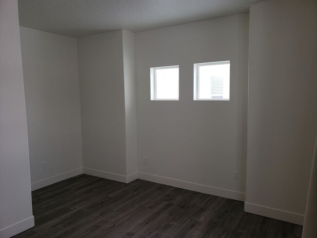 Building Photo - Trails and more at this Harvest Park Home in Mapleton!!