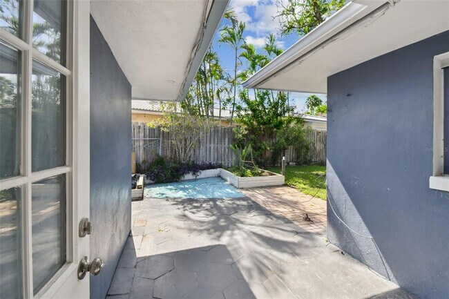 Building Photo - 951 Lantana Ave