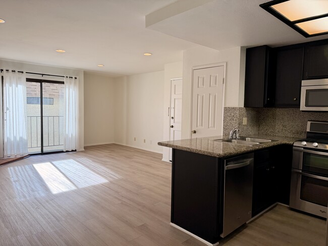 Building Photo - 10740 Lawler St