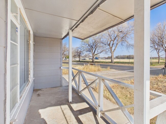 Building Photo - Spacious 2 bedroom 2 living areas 1 bath with a garage!