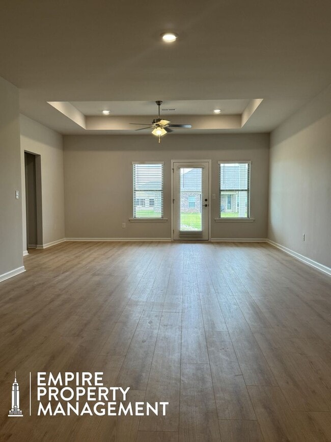 Building Photo - Move In Special: 1/2 Off 1st Month's Rent!!