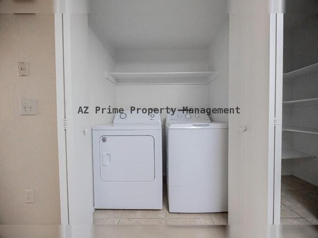 Building Photo - 2127 E 10th St