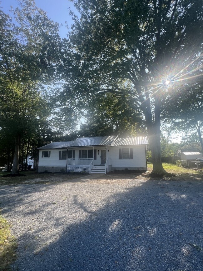 Building Photo - **MOVE-IN SPECIAL** $500 Off of 1st Month's Rent  Charming 3-Bed, 2-Bath Home in Prime Spotsylvan...