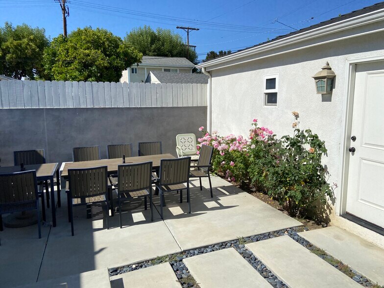 Building Photo - 4470 Stansbury Ave