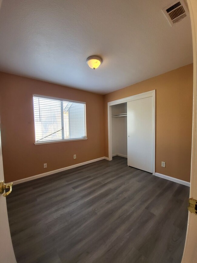Building Photo - Beautiful home well maintained 4 Bedroom 3...