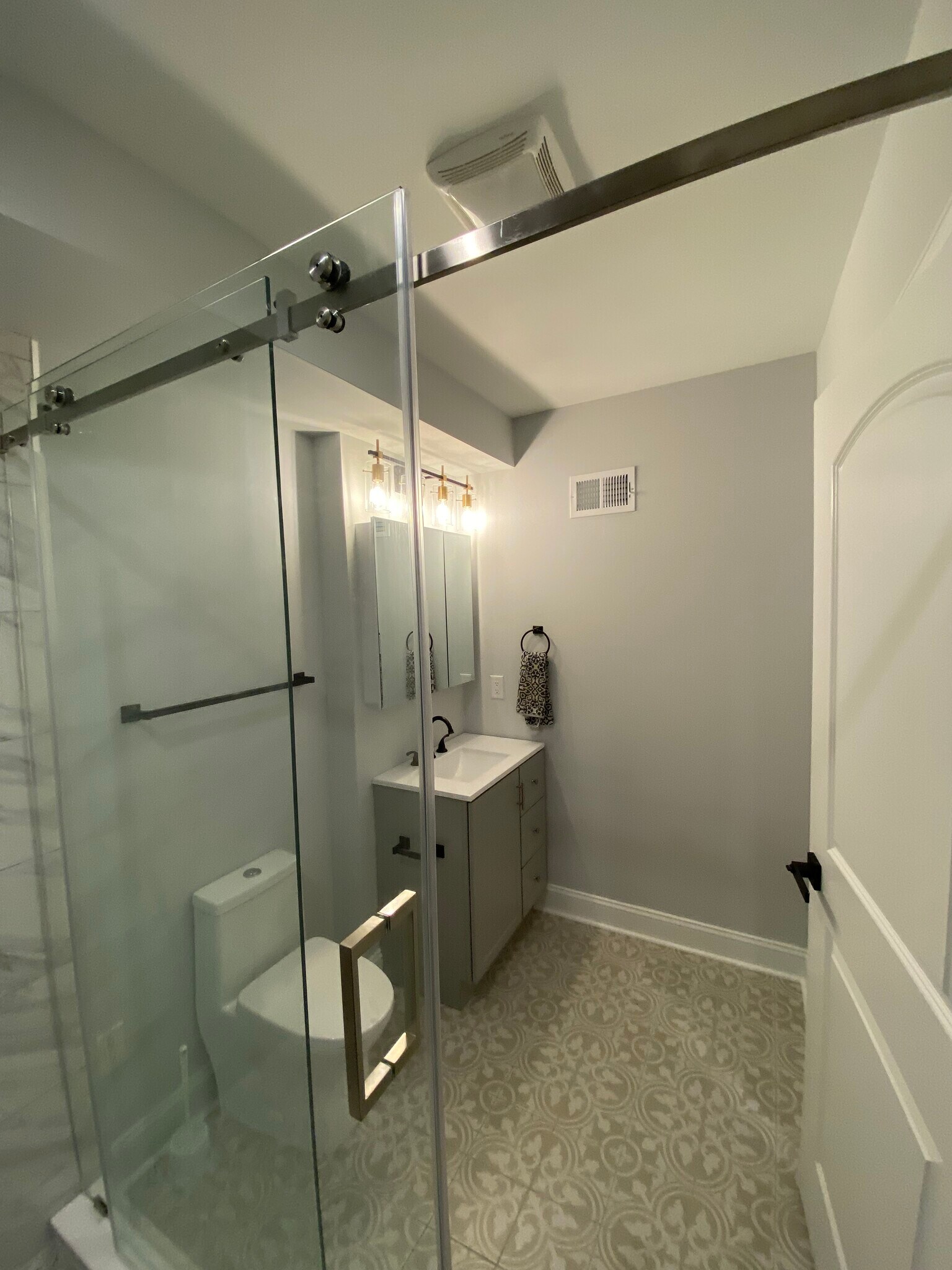 Second floor full bathroom - 1525 Manton St