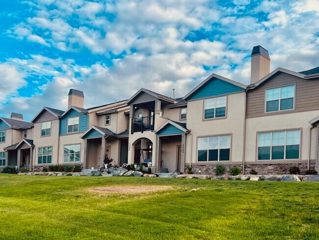 Building Photo - 4-Bedroom Herriman Townhome w/2-car Garage
