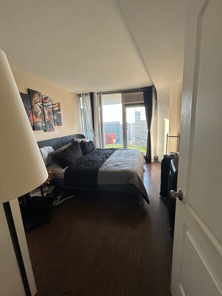 Building Photo - 300 N State St