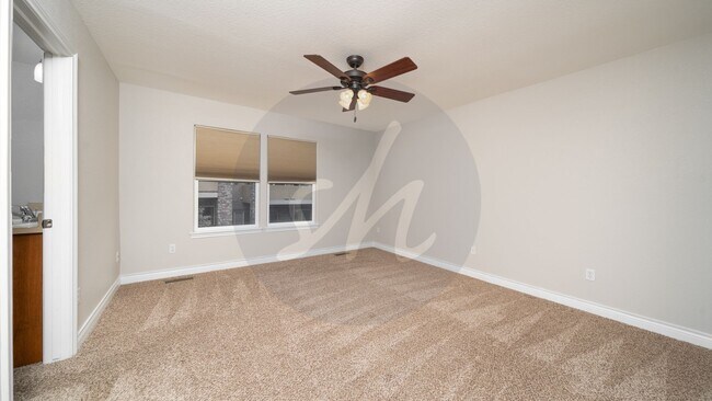 Building Photo - Modern Comfort and Functional Space