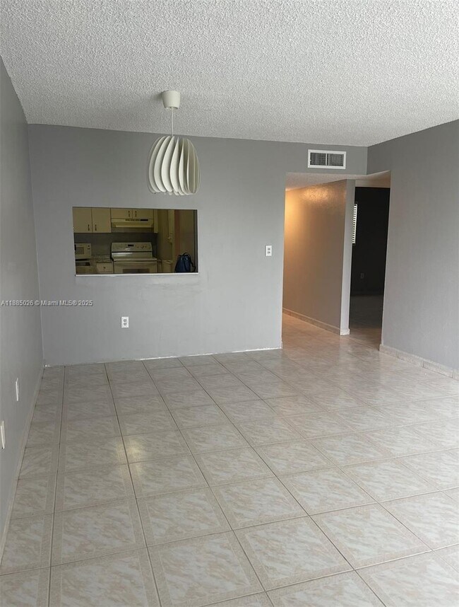 Building Photo - 10000 NW 80th Ct