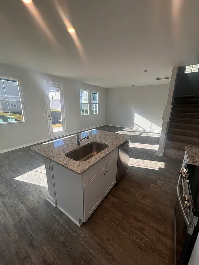 Building Photo - 4BR SFR • Open Layout • Patio • Garage Parking - 29566