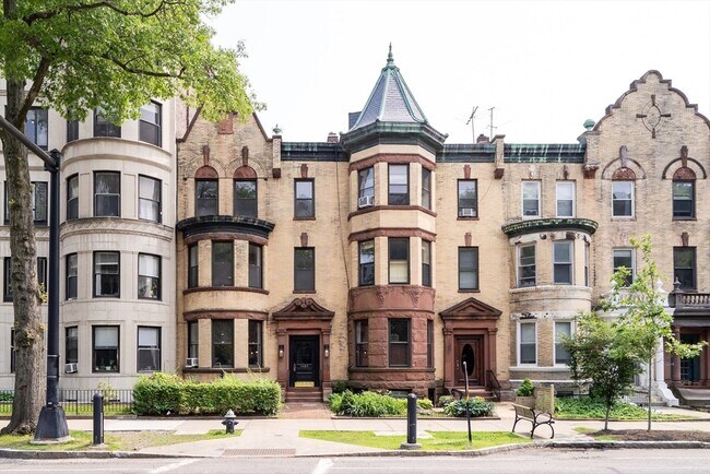 Building Photo - 1485 Beacon St