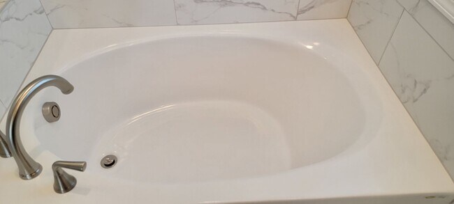 Building Photo - BEAUTIFUL HOME in the Desirable Hedgefield subdivision in Prattville.