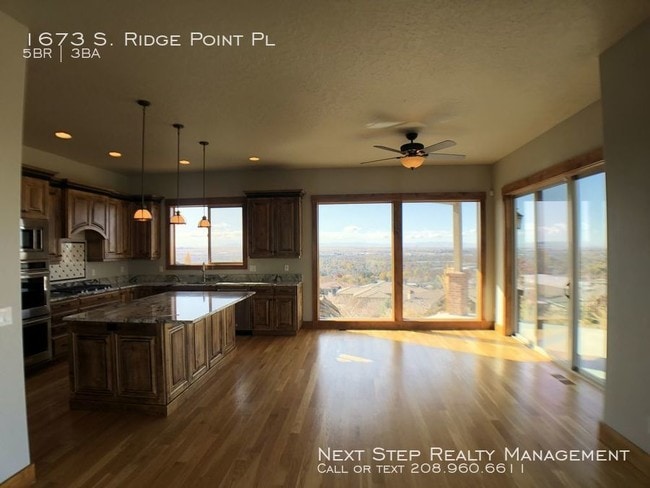 Building Photo - 5 bed 3 bath - Right Next to Table Rock