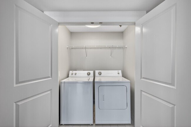 Building Photo - 801 E Beach Dr