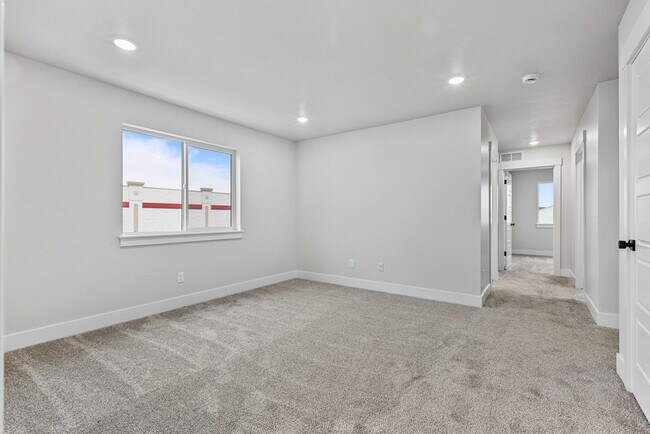 Building Photo - Awesome end unit 3 Bed 2.5 Bath townhome i...