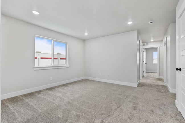 Building Photo - Stunning End unit 3 bed 2.5 Bath Townhom i...