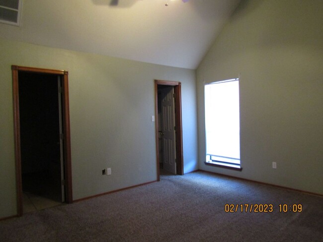 Building Photo - Crown Pointe Area!! PETS ARE NEGOTIABLE WI...