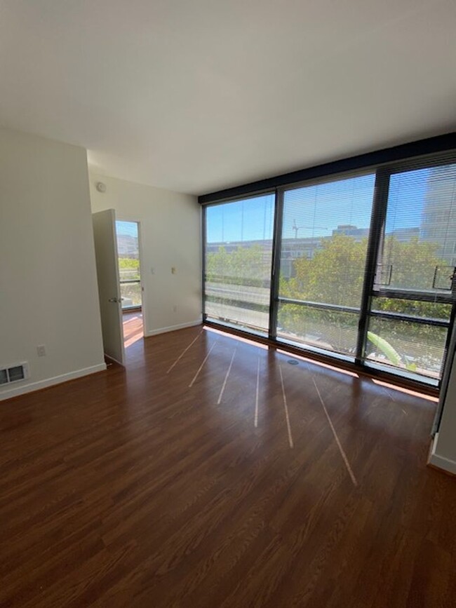 Building Photo - Bright and spacious one bedroom condo unit...