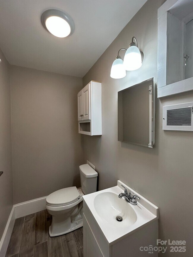 Building Photo - 2023 Robin Rd