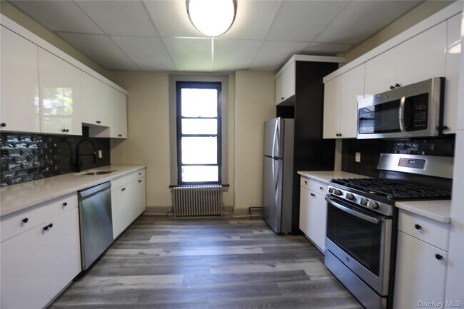 Building Photo - 141 St James St