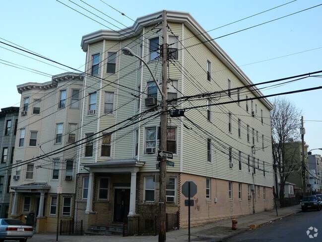 Building Photo - 31 Spruce St