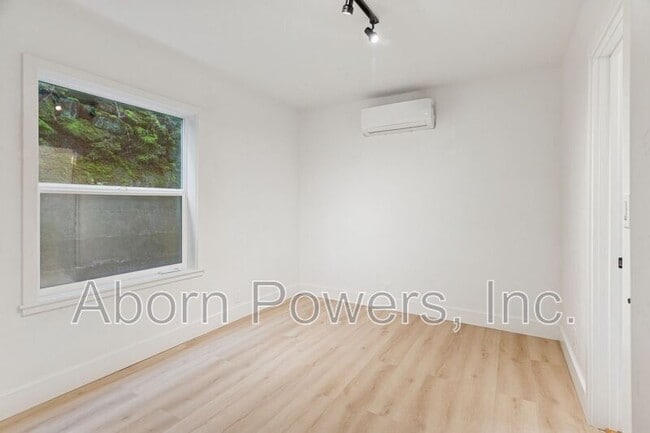 Building Photo - 1032 Spring St