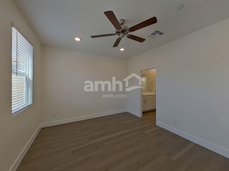 Building Photo - 893 English Primrose St