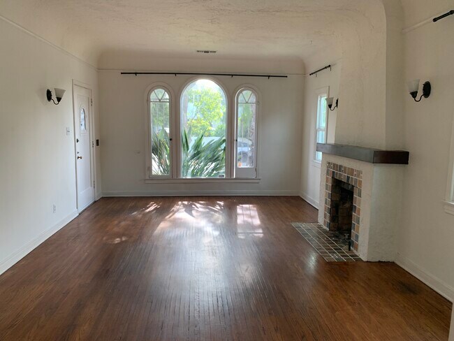 Living - 631 N Gardner St