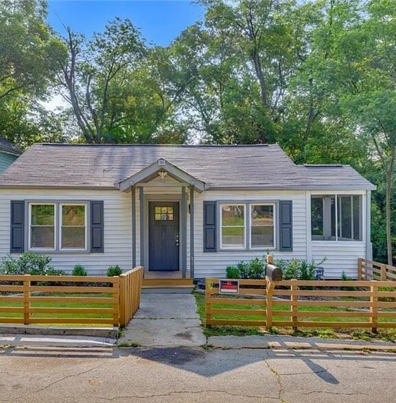 privacy driveway - 845 Oak St NW