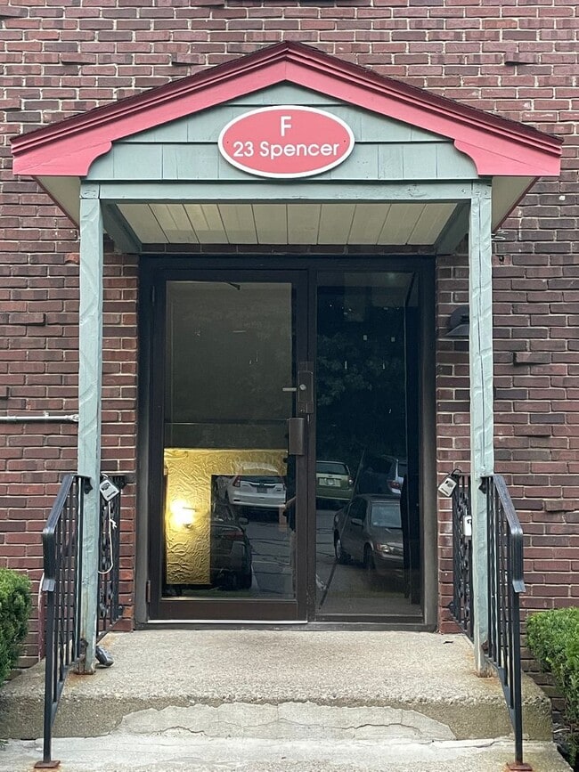Building Photo - Charming 1-bedroom condo ideal for commute...