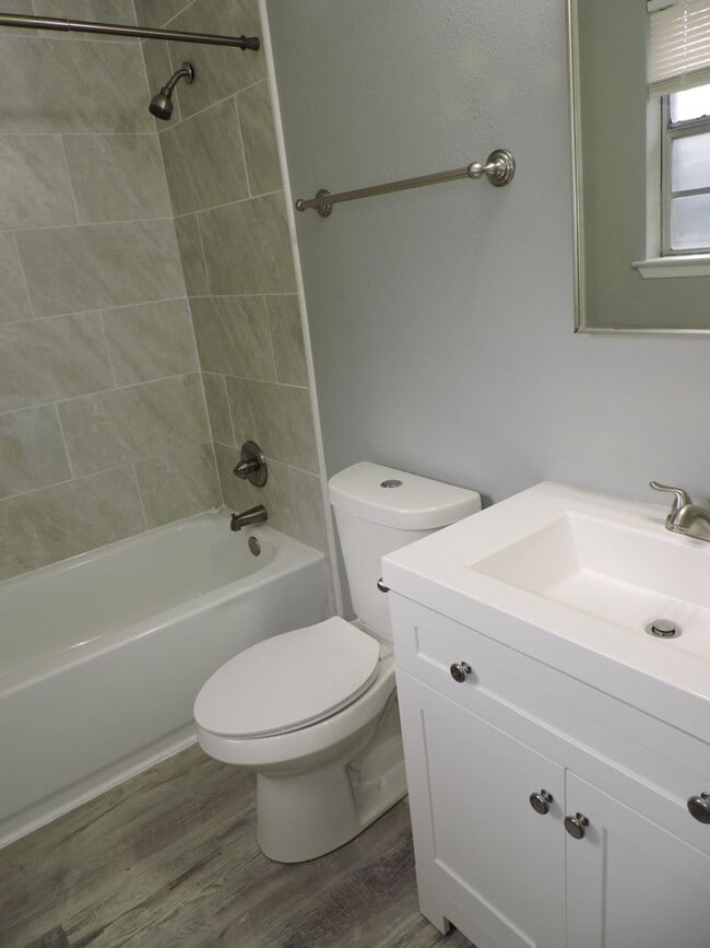 Building Photo - Beautifully updated home!