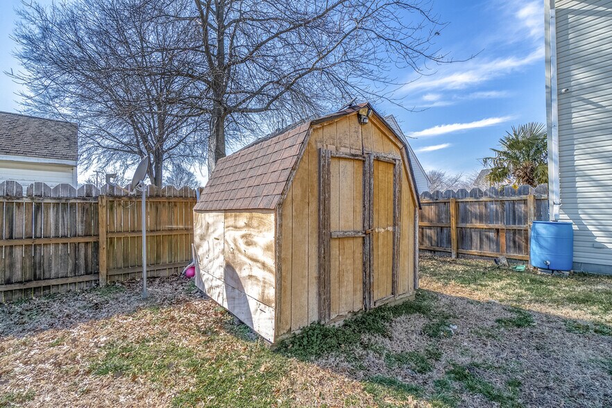 Building Photo - 305 Hidden Falls Ct