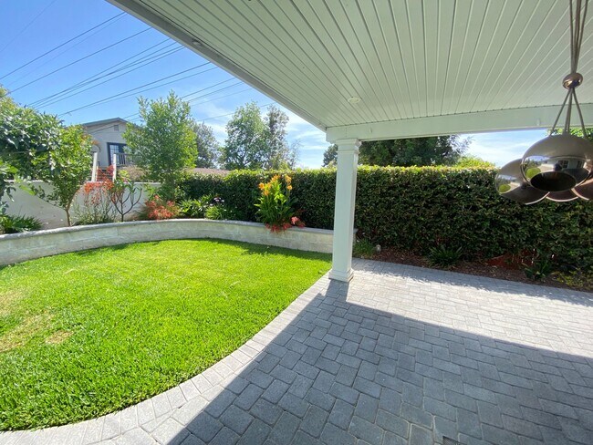 Building Photo - Gorgeous 3 bedroom 2 bath single family ho...