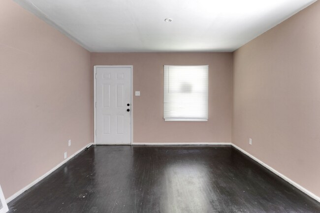 Building Photo - 300 Estridge Rd
