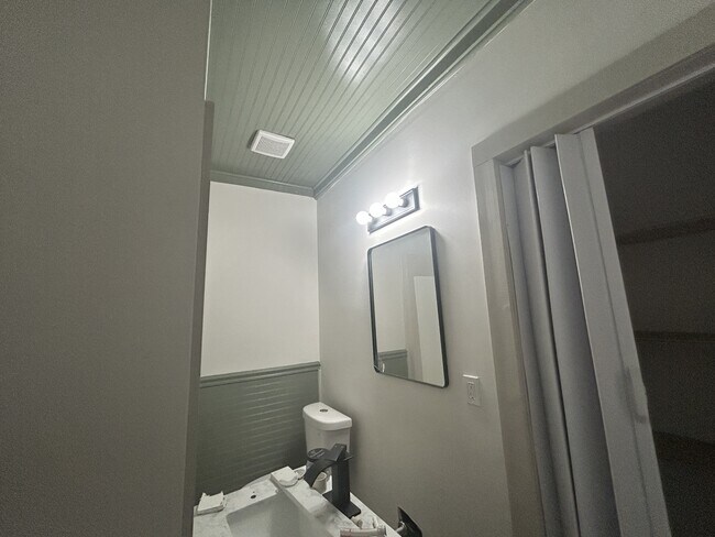 Building Photo - 895 Kney St