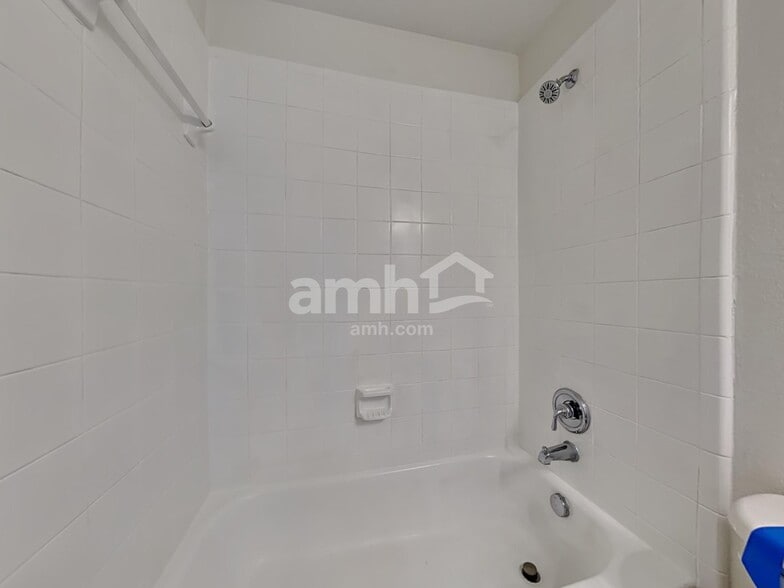 Building Photo - 2820 Hereford Rd