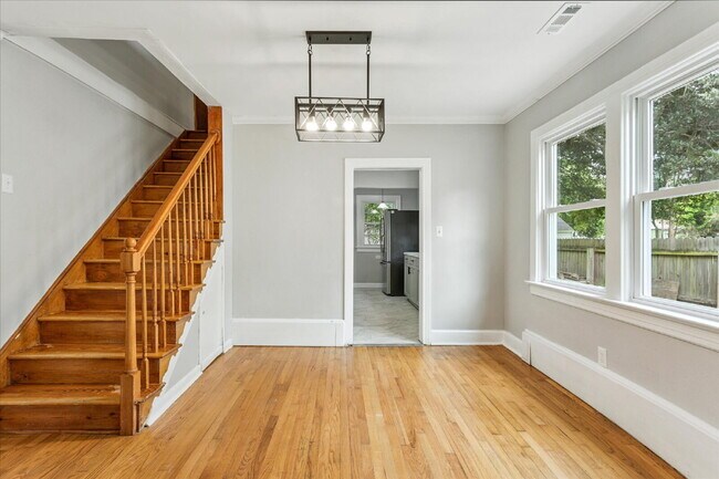 Building Photo - "Charming 3-Bedroom Retreat with 2 Full Baths in Hampton – Spacious 1494 Sq Ft Gem!"
